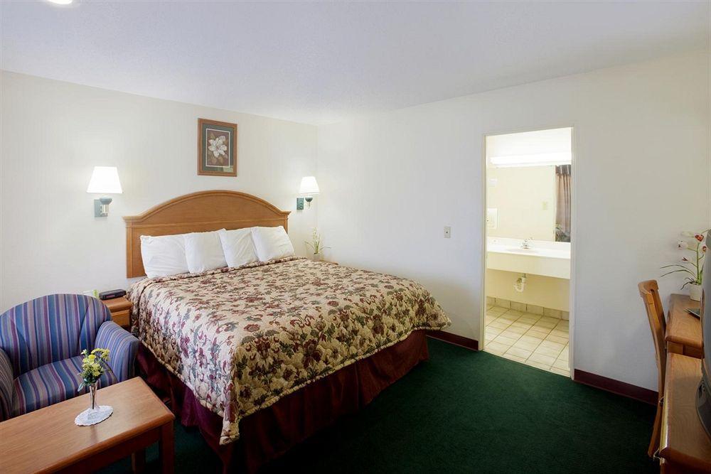 Americas Best Value Inn Lubbock East Номер фото