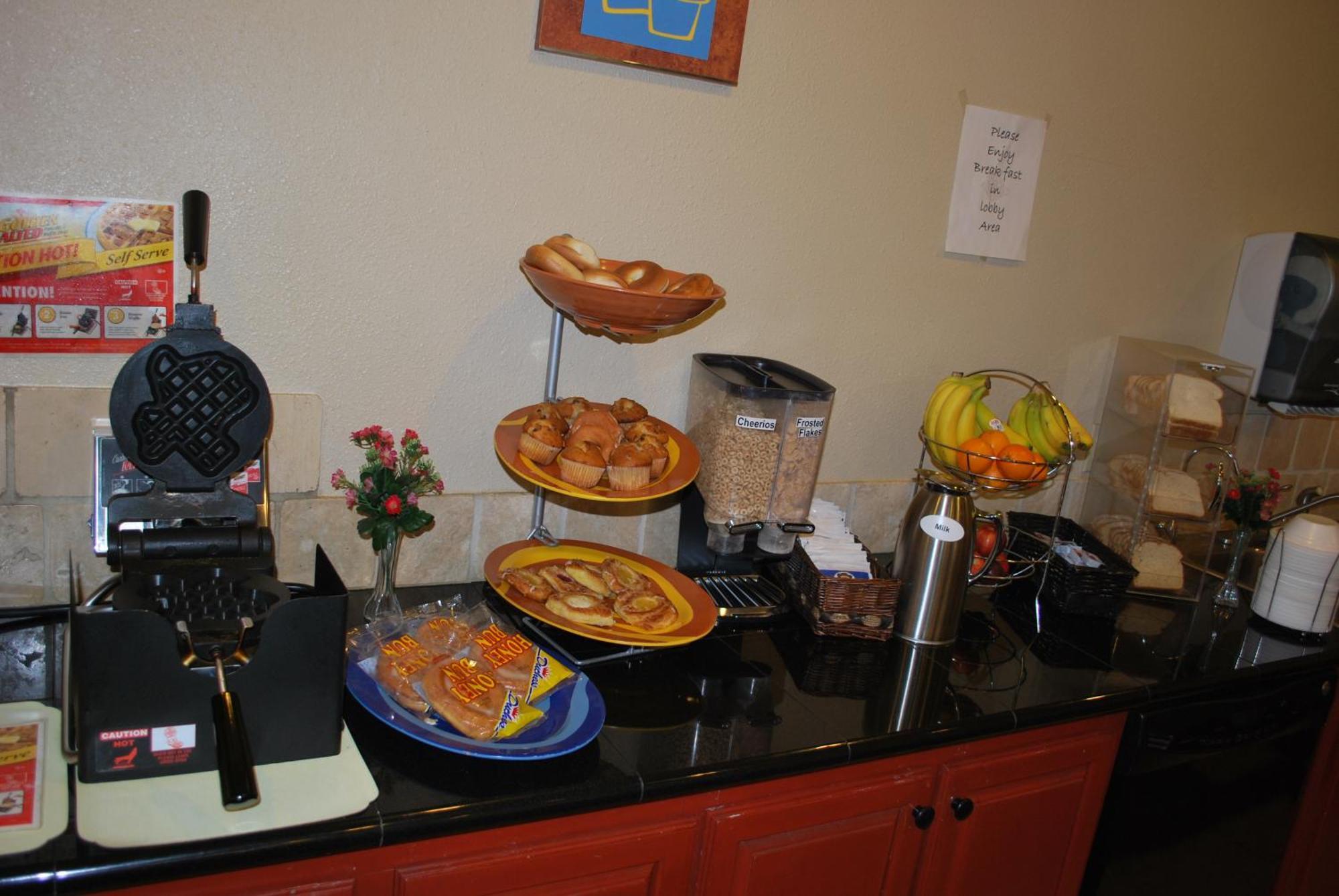 Americas Best Value Inn Lubbock East Экстерьер фото