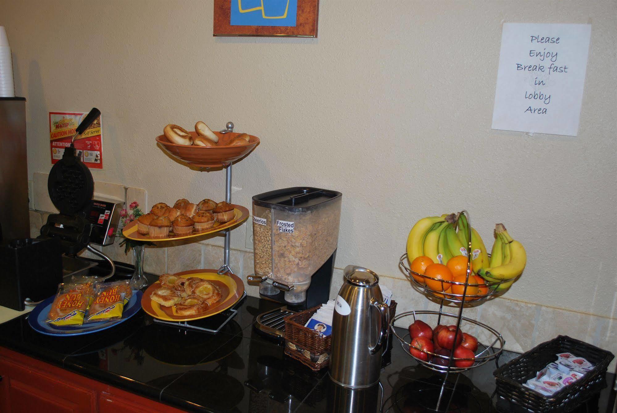 Americas Best Value Inn Lubbock East Экстерьер фото