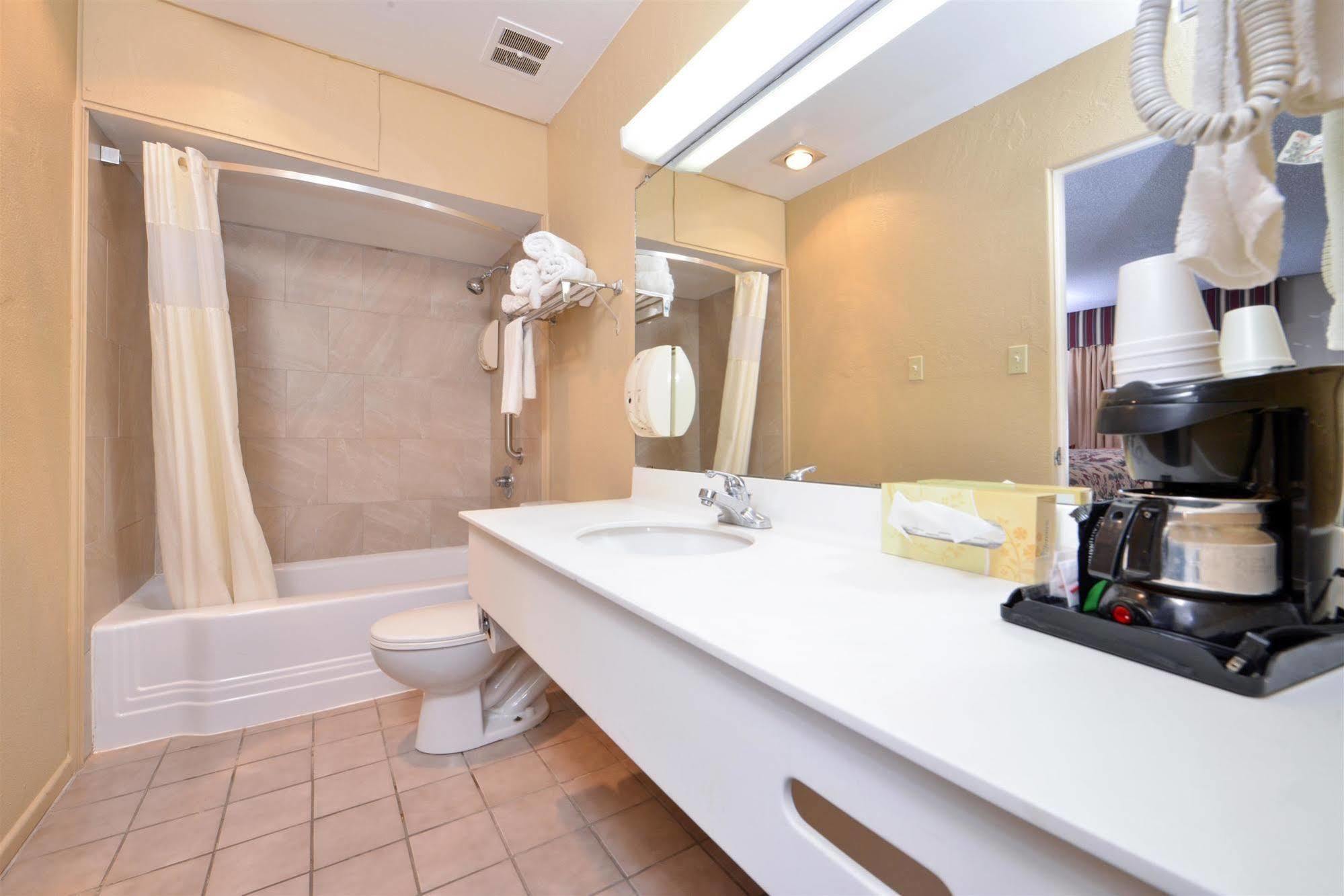 Americas Best Value Inn Lubbock East Экстерьер фото