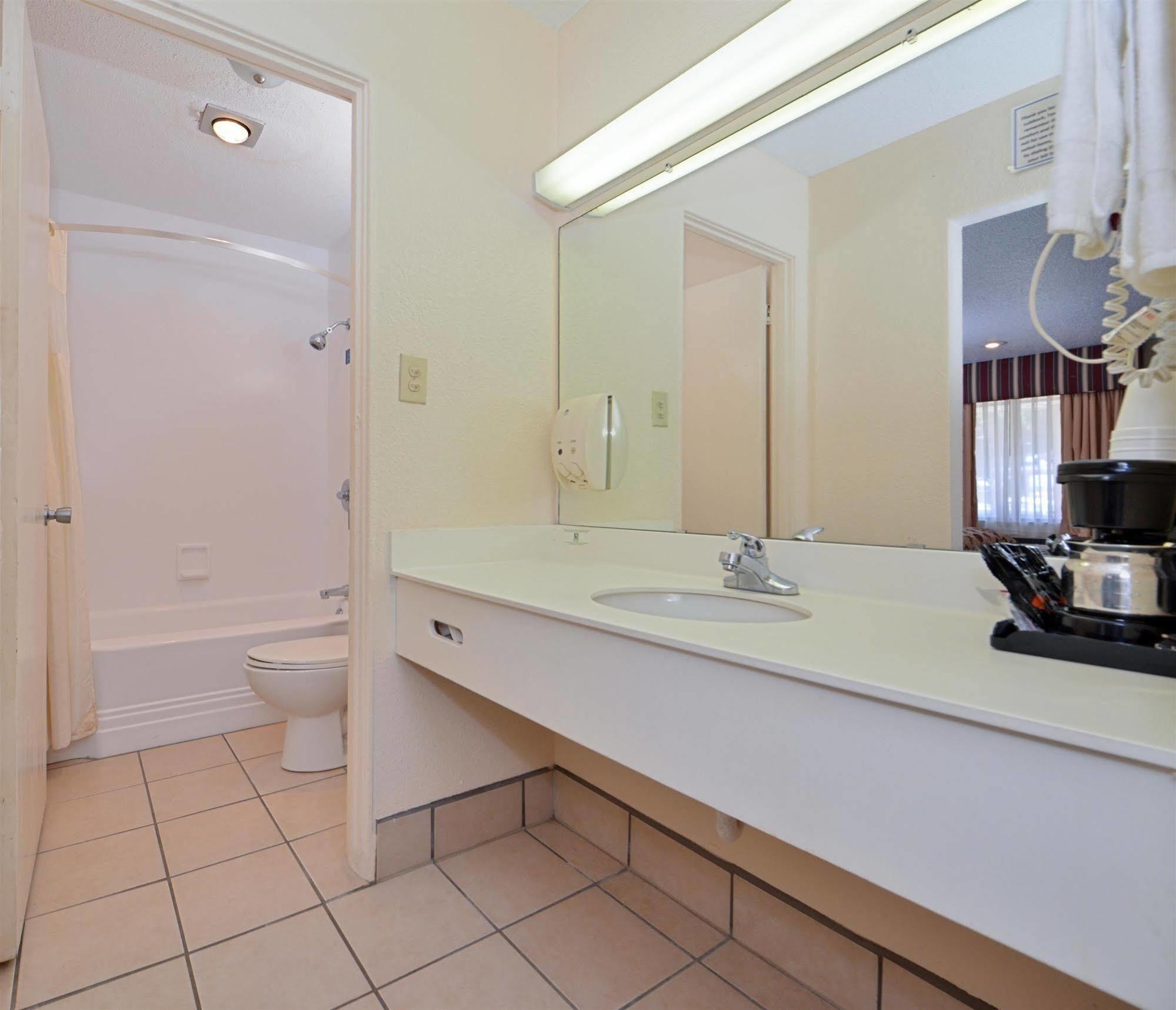 Americas Best Value Inn Lubbock East Экстерьер фото