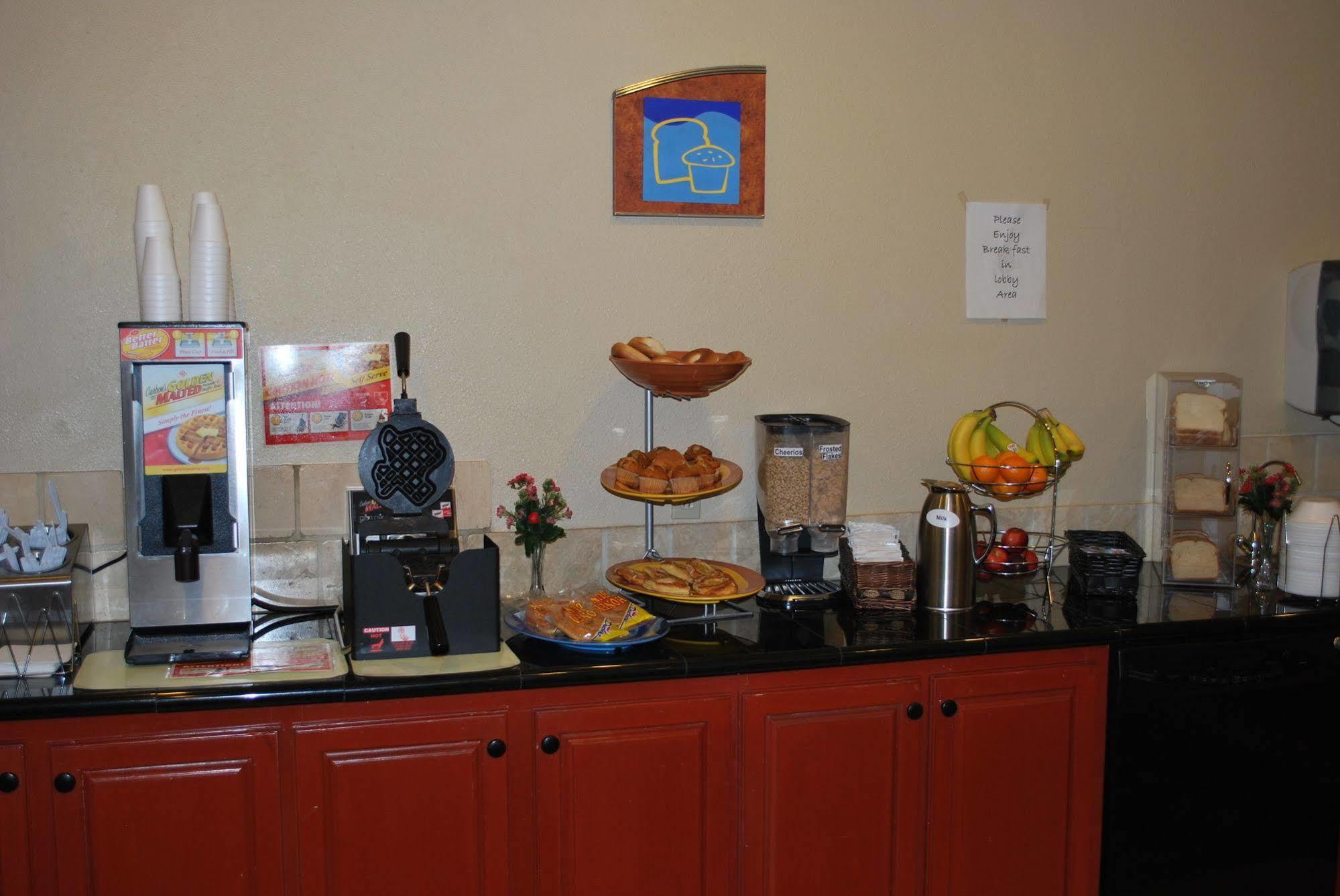 Americas Best Value Inn Lubbock East Экстерьер фото